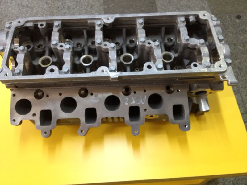 VW - AUD - SEAT -SKODA 03L103373A - 03L 103 373 A  V240  CAY ENGINE CODE  -  1.6 TDI SKODA , OCTAVIA , GOLF , CADDY , PASSAT , AUD , SEAT SILINDIR KAPAGI  (CYLINDER HEAD ) 